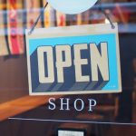 Riapertura negozi, le Regioni spingono, Boccia frena