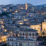 Positivo al Covid in giro per Modica, denunciato dalla polizia locale