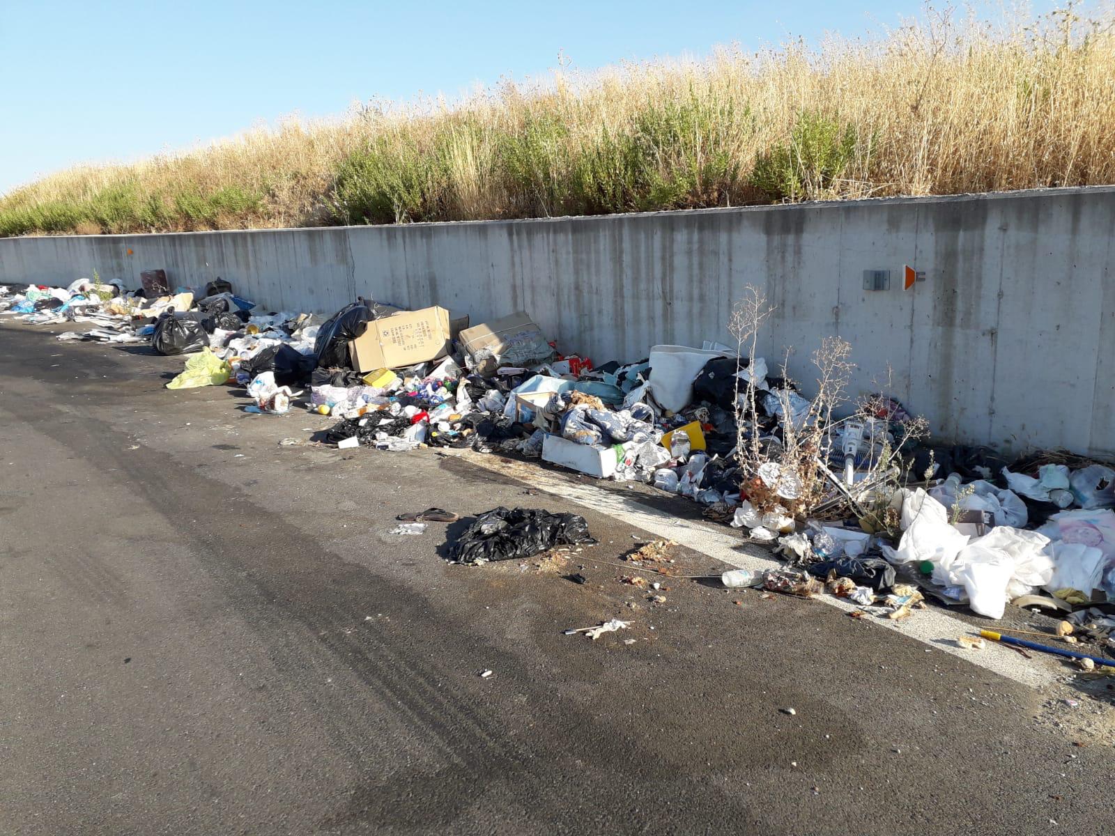 Agrigento, rifiuti lungo la Strada degli scrittori Agrigento, rifiuti lungo la Strada degli scrittori