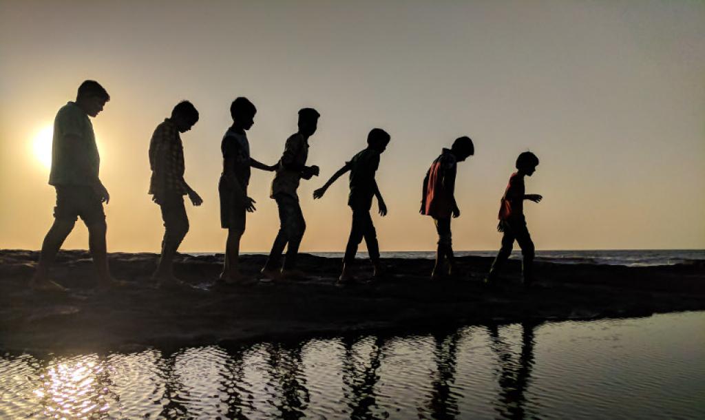 Covid e migranti, l’allarme di Save the Children “A rischio l’inclusione dei minori stranieri”