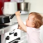 Bambini, il pericolo è tra le mura di casa. Il primo “nemico”? I genitori: gli spigoli