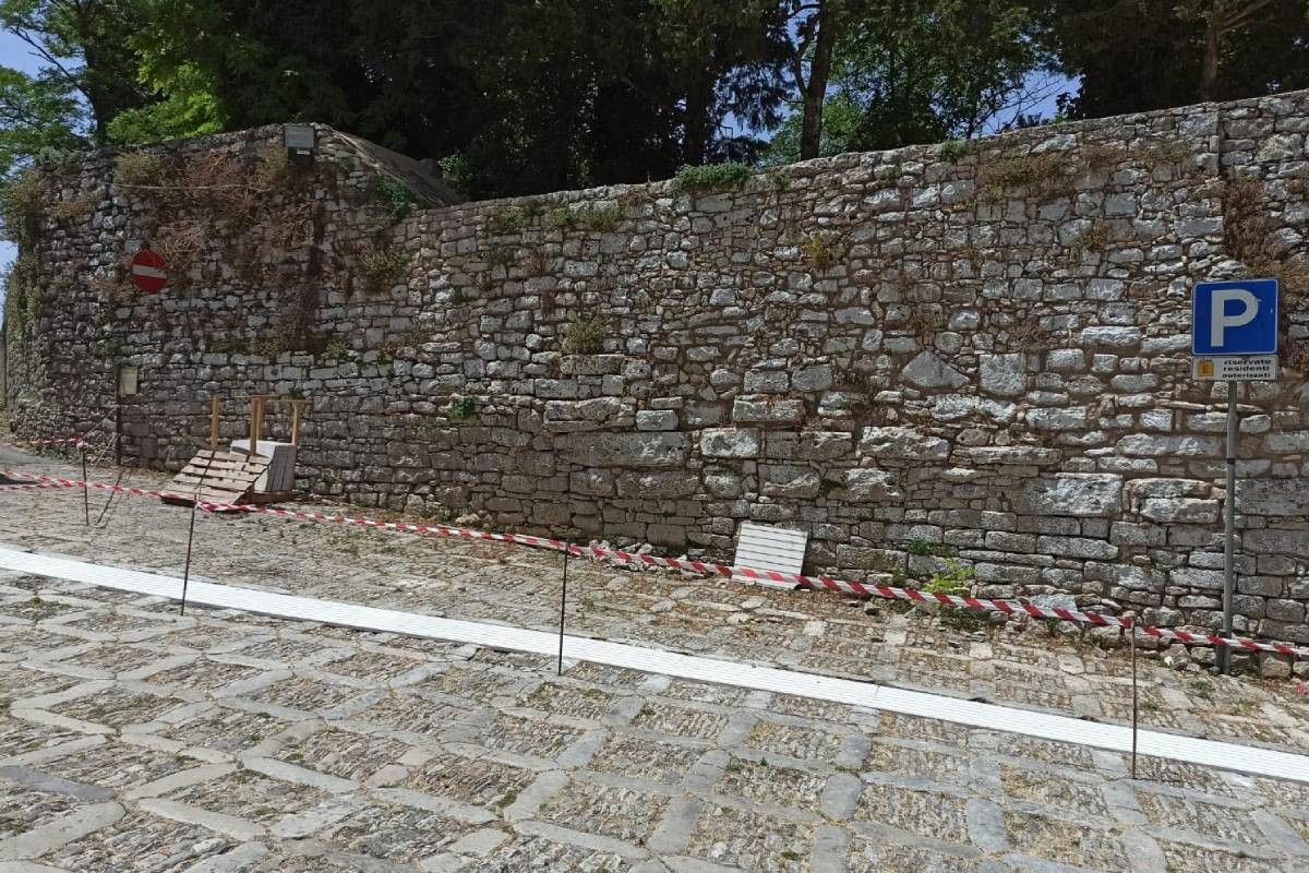 Erice, pedane per ipovedenti sull’antico basolato