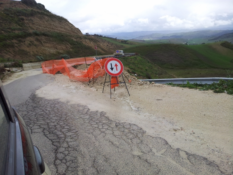 Strada Provinciale Mussomeli-Caltanissetta, lavori su manto danneggiato da frane Strada Provinciale Mussomeli-Caltanissetta, lavori su manto danneggiato da frane