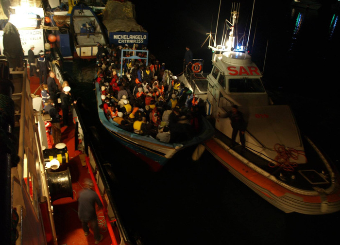Lampedusa, notte di sbarchi, più di 500 i migranti soccorsi