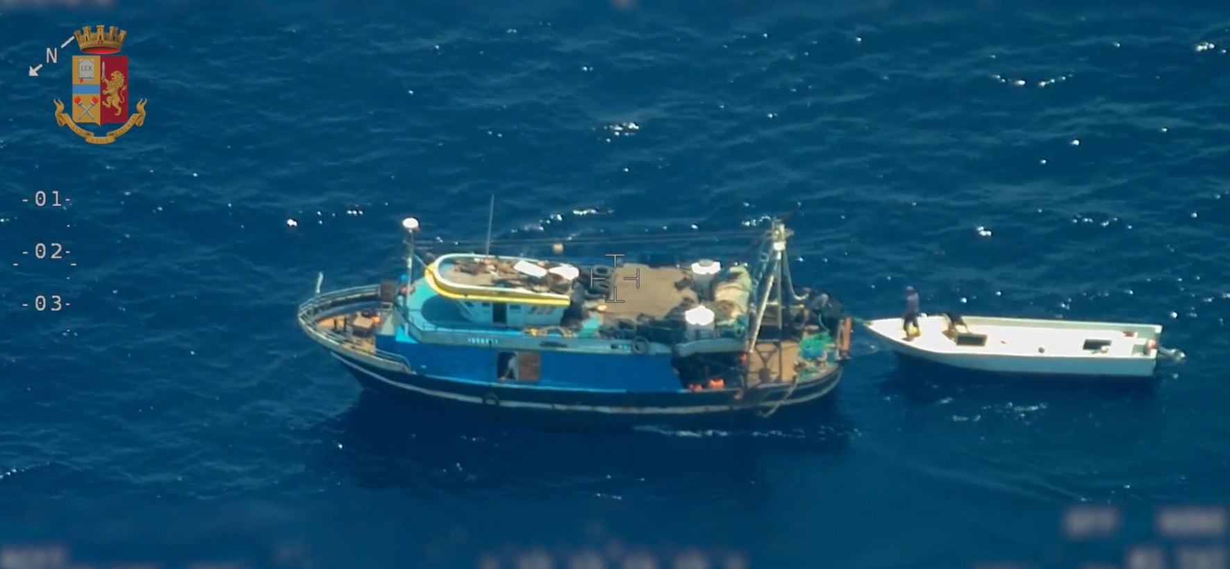 Migranti, catturata una barca degli scafisti tunisini Migranti, catturata una barca degli scafisti tunisini