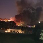 Migranti, dati alle fiamme  due cimiteri barconi a Lampedusa