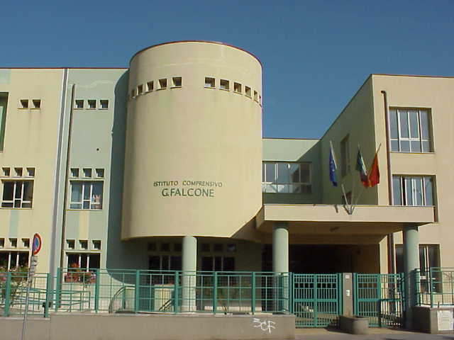 Atti vandalici e furti nella scuola Falcone di Palermo, identificati dieci minorenni