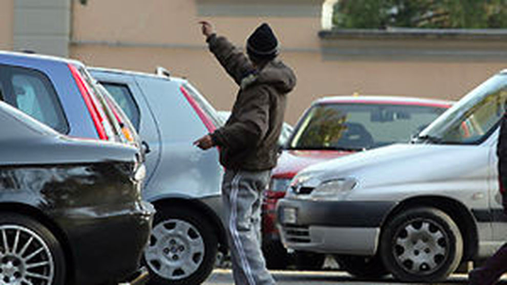 Parcheggiatore abusivo con divisa e biglietti, 40enne denunciato a Siracusa