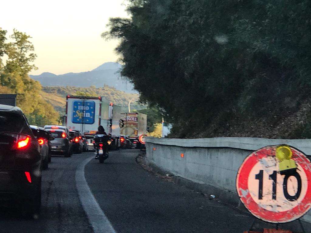 Incidenti stradali, Tir di traverso, chiuso tratto A18