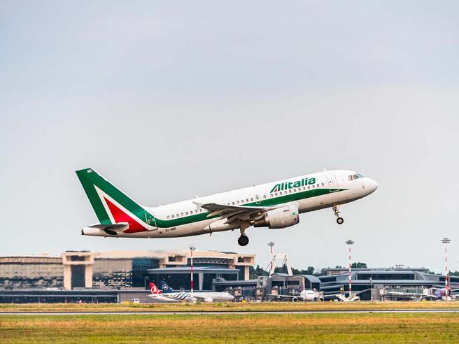 Alitalia aumenta i voli, sei da Palermo e Catania