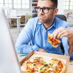 Post lockdown, in ufficio un italiano su tre preferisce mangiare da solo