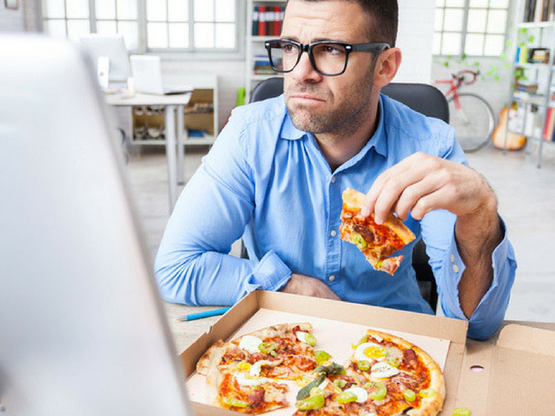 Post lockdown, in ufficio un italiano su tre preferisce mangiare da solo