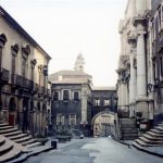 Catania, la vergogna delle auto in via Crociferi