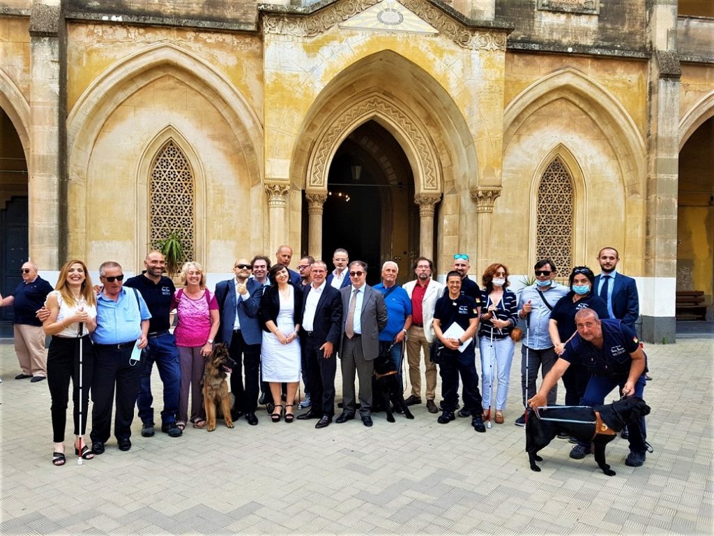 Galleria foto 'Unione ciechi e ipovedenti, il cane guida ponte tra buio e luce' - foto 1