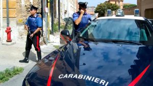 Assalto a corriere di tabacchi, rubati due scatoloni di stecche di sigarette