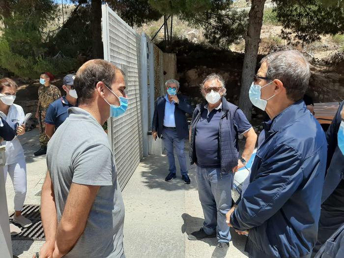 Migranti, hot-spot Lampedusa in tilt. Musumeci arriva, chiede lo Stato d’emergenza e accusa l’Ue