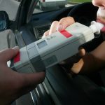 Ritirano la patente al figlio ubriaco: padre si presenta in caserma sotto effetto di alcool