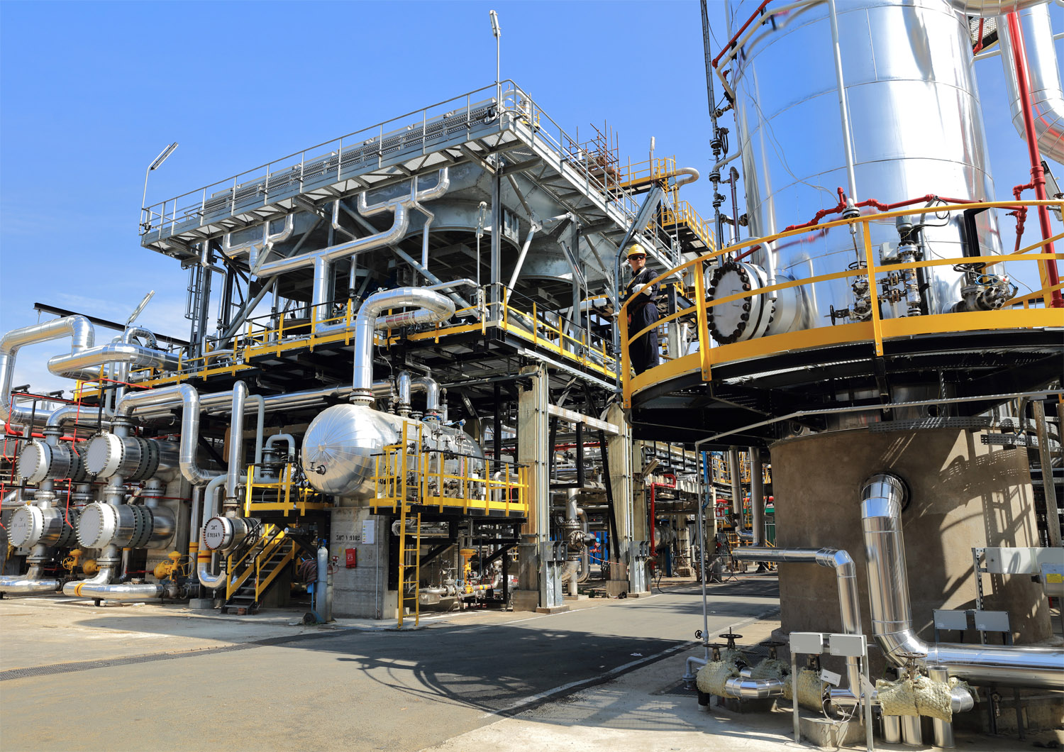 Dalla bioraffinazione ai giacimenti di gas, l’impegno di Eni per una transizione giusta