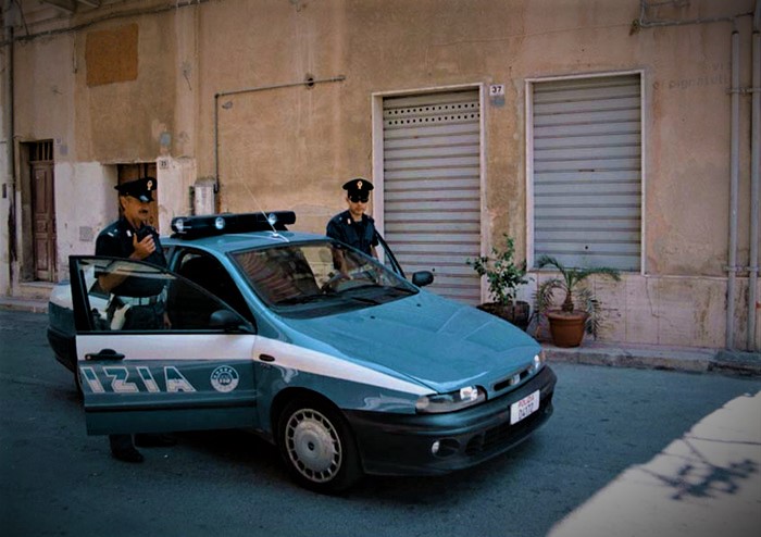 Cavallo senza microchip in garage abusivo, denuncia e multa a Paternò Cavallo senza microchip in garage abusivo, denuncia e multa a Paternò