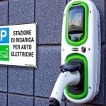 Auto elettriche, cosa ne pensano gli italiani? Dal 2035 addio a motori benzina e diesel
