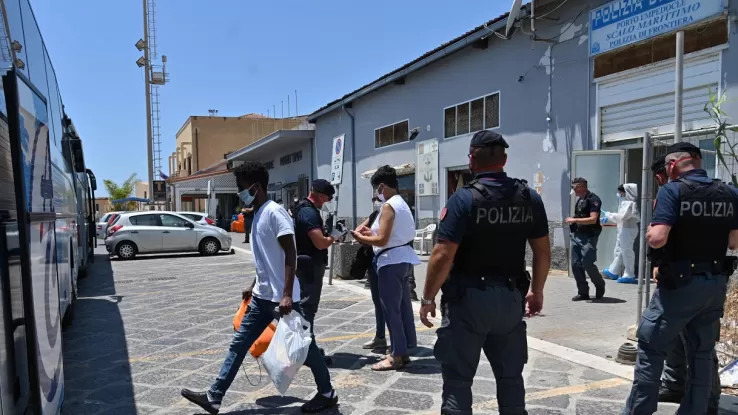 Migranti, aumenta costo medio per il rimpatrio degli irregolari
