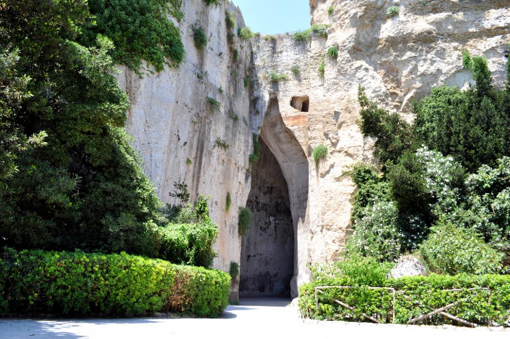 Inda, nell’Orecchio di Dionisio, indagine su eroi e tragedie