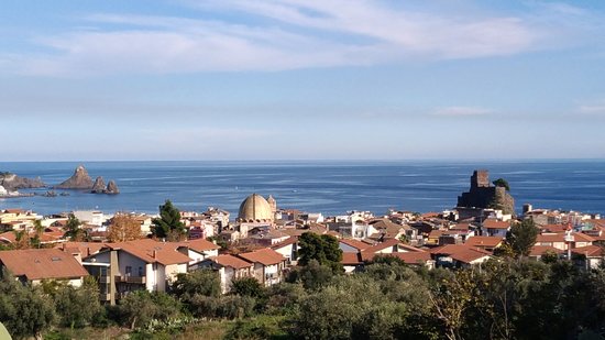 Acicastello (Catania), occhi aperti sulla collina di Vampolieri