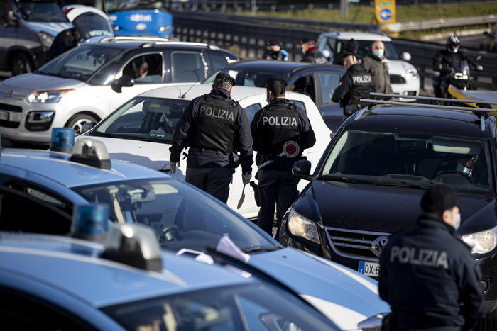 Sicilia zona rossa, ok spostamenti tra regioni se verso casa