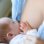 “L’allattamento si prende cura del pianeta” e vale trecento miliardi