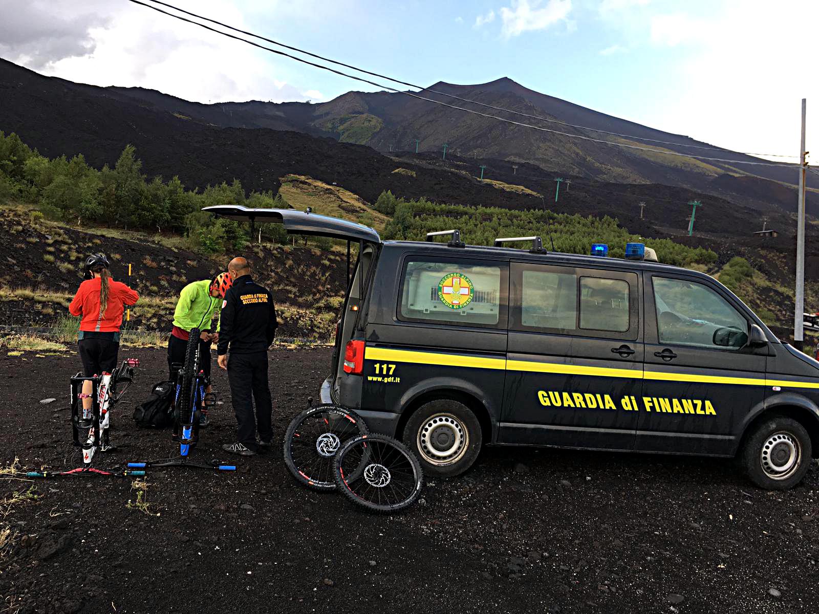 Etna, due ciclisti sorpresi da maltempo soccorsi da Gdf
