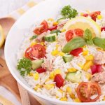 Insalata di riso, pasta fredda e caprese, la dieta degli italiani sotto l’ombrellone