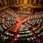 Senza decreti attuativi l’Italia resta impantanata. All’appello ne mancano ancora quasi novecento