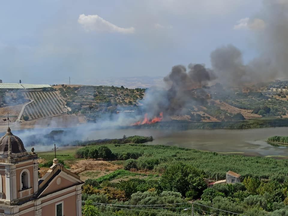 “I nemici della riserva” dietro i roghi divampati attorno al Lago Soprano