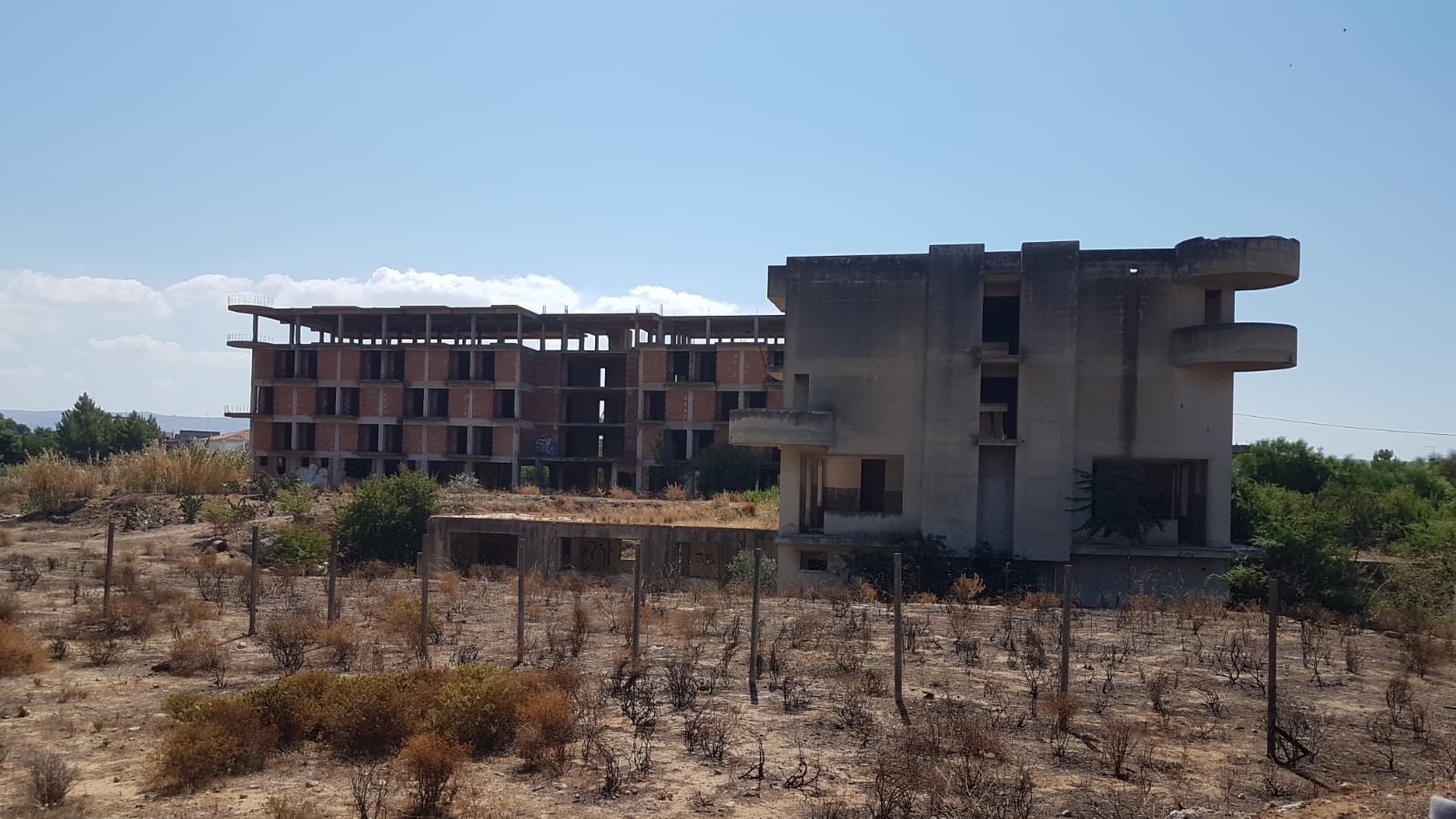 Stabile abbandonato a Vittoria, hotel o rifugio abusivo? Stabile abbandonato a Vittoria, hotel o rifugio abusivo?