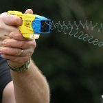 Corre sui binari e aggredisce agenti: fermato col taser