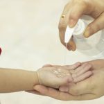 Covid, tamponi o quarantena per i bimbi in viaggio? Ecco le regole