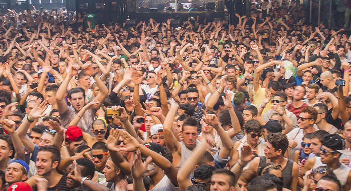 Covid, “niente mascherina da giugno e si valuta green pass con prima dose”