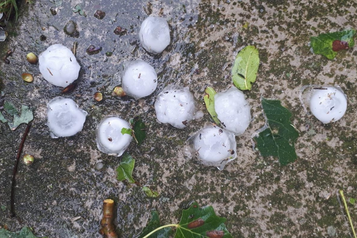 Tempesta di vento e grandine, diversi feriti e macchine distrutte