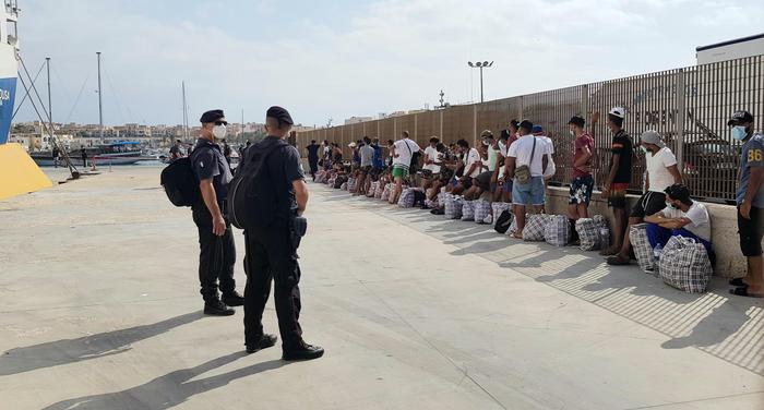 Migranti, Musumeci, “via tutti!”. Fava, ordinanza illegittima Migranti, Musumeci, “via tutti!”. Fava, ordinanza illegittima