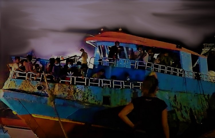 Migranti, lampedusani furiosi per l’arrivo di un peschereccio