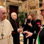 Migranti, il Papa parla di finestre al sindaco di Lampedusa