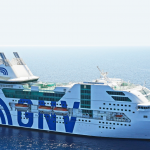 Migranti, Lampedusa, via al trasbordo sulla nave quarantena