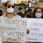 Campania, Salvini a Torre del Greco cacciato a colpi di pomodoro