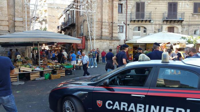 Droga, sempre aperto lo spaccio nel mercato del Capo a Palermo, arresti