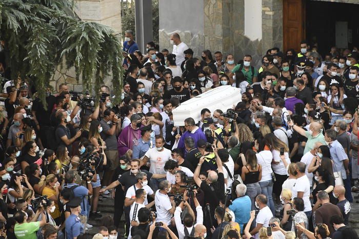 Galleria foto 'Omotransfobia, Caivano, l’ultimo saluto a Maria Paola' - foto 1