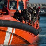 Migranti, Guardia costiera spara a barcone da motovedetta italiana