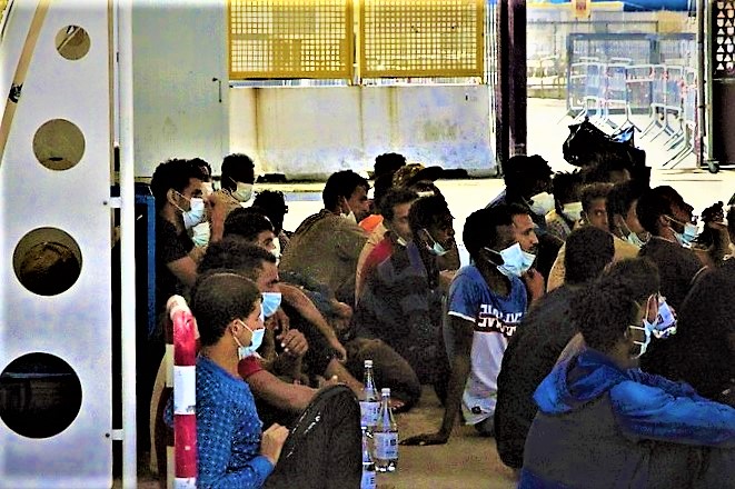 Migranti, quelli di Open arms sulla nave-quarantena