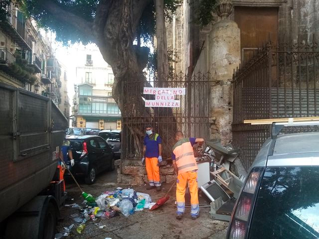 Sgomberato il “mercatino della munnizza” a piazza Giovanni Meli