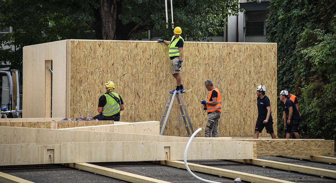Scuola, tende e palestre diventano aule nell’anno-covid