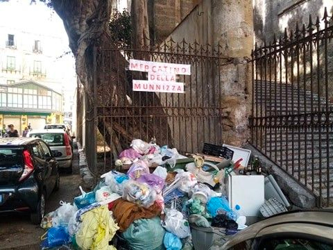 Apre ufficialmente a piazza Giovanni Meli  Il MERCATINO DELLA MUNNIZZA